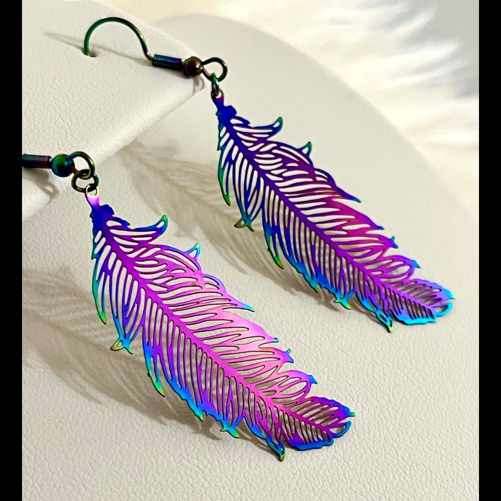 NWT Handmade Feather Holographic Rainbow Earrings π - Picture 1 of 6
